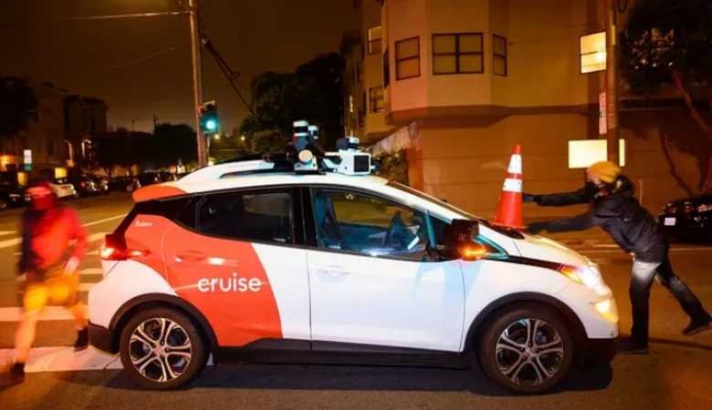 İnternetsiz kalan robot taksiler trafiği birbirine kattı